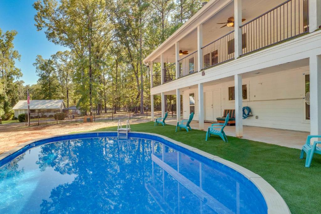Πισίνα στο ή κοντά στο Hemphill Vacation Rental with Pool, Walk to Lake!