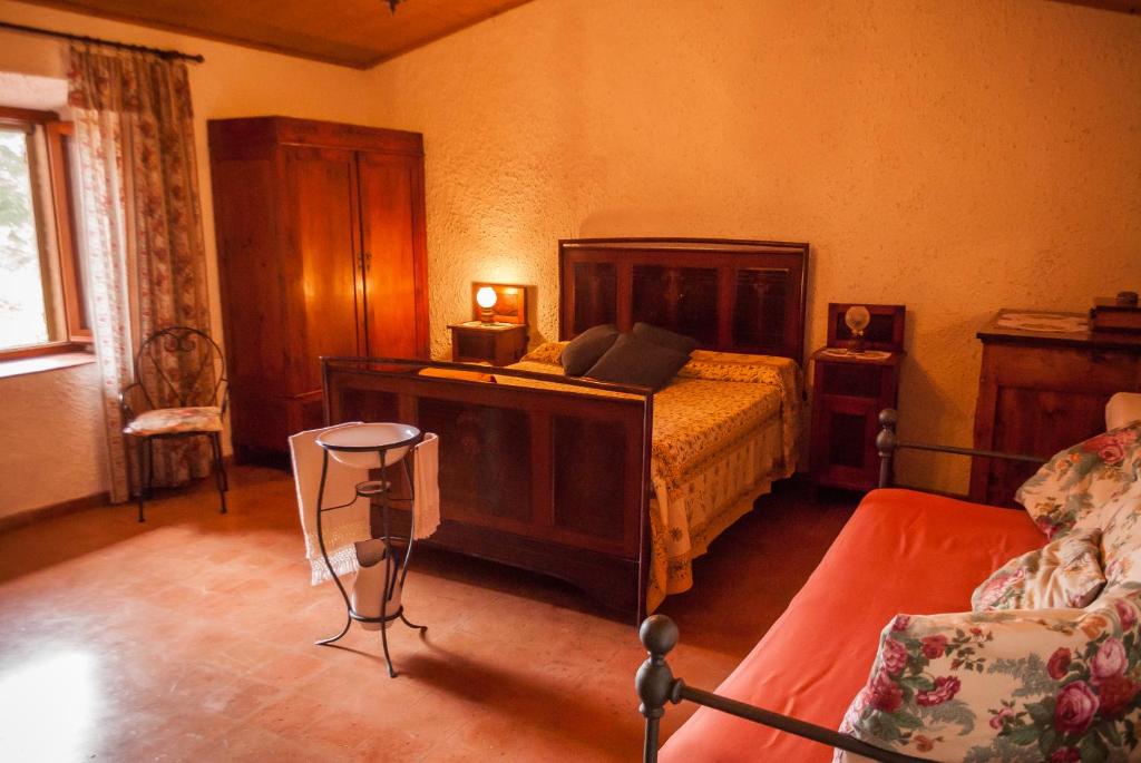 A bed or beds in a room at Fattoria dei Cavalieri