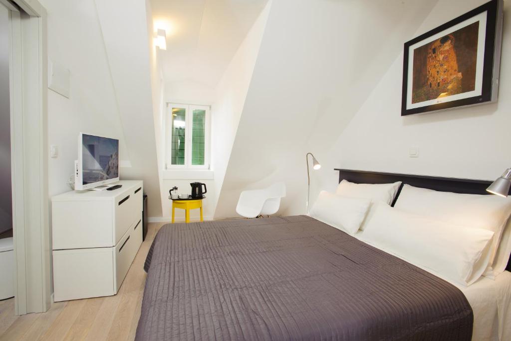 Rúm í herbergi á Grgur Ninski Rooms