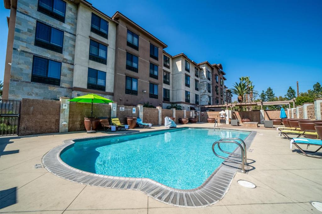 uma piscina em frente a um edifício em Country Inn & Suites by Radisson, Ontario at Ontario Mills, CA em Ontario