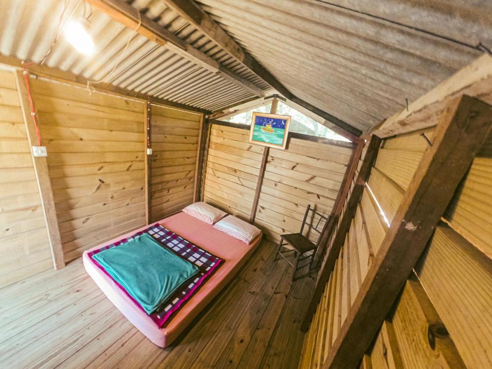 una vista aérea de una cama en una cabaña de madera en Camping Atobá Praia do Sono, en Paraty