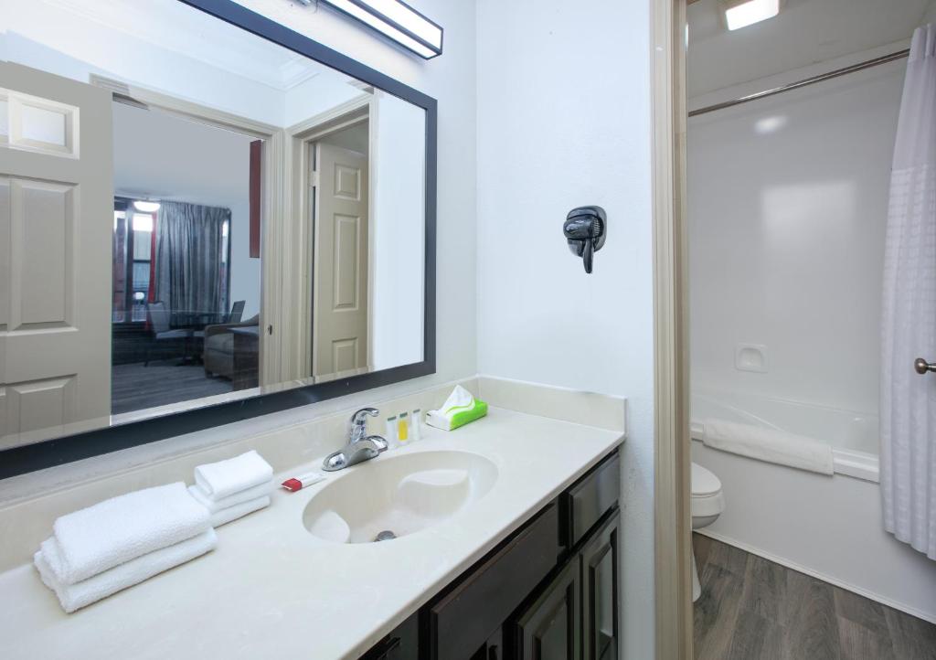 Ramada by Wyndham Gulfport I-10 Diamondhead - King Suite Mit Pool View - Innensuite/Nichtraucher