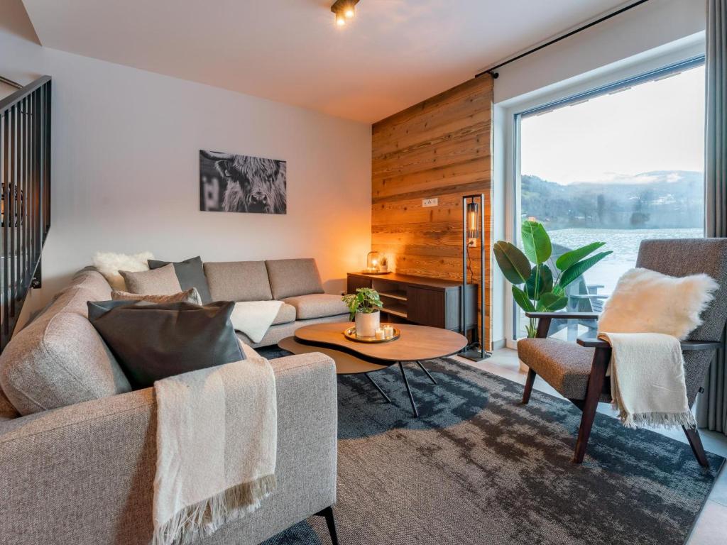 - un salon avec un canapé et une table dans l'établissement Mountain Chalet Aquarius 5B, à Sankt Lorenzen ob Murau