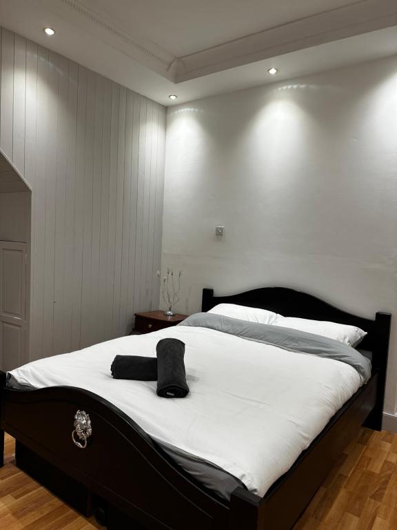 Luxury apartment studio in central cardiff tesisinde bir odada yatak veya yataklar