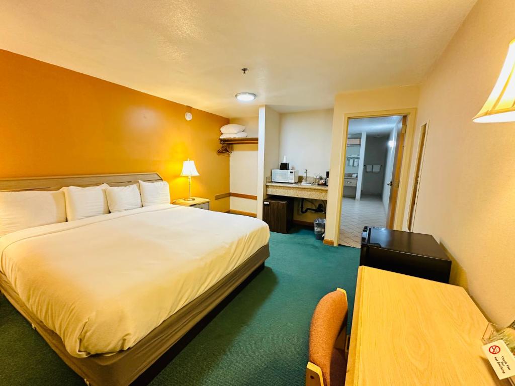 Postel nebo postele na pokoji v ubytování Timberland Inn & Suites