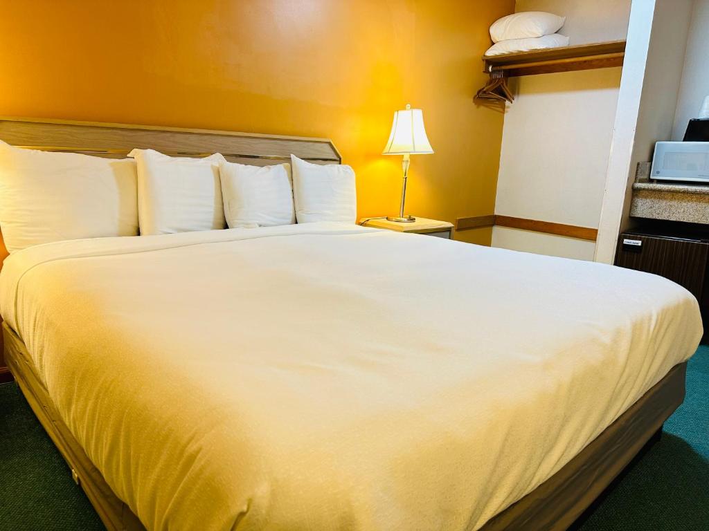 Postel nebo postele na pokoji v ubytování Timberland Inn & Suites