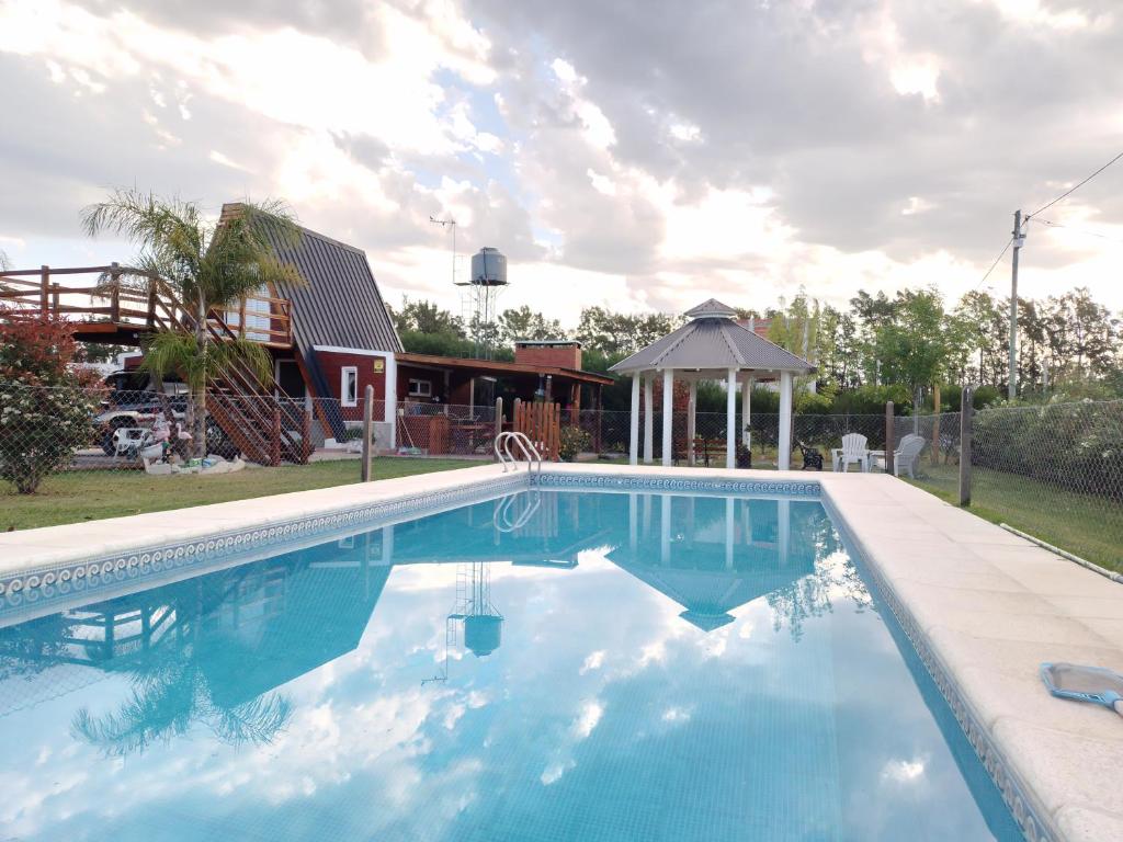 聖佩德羅的住宿－La Escapada San Pedro，庭院内带凉亭的大型游泳池