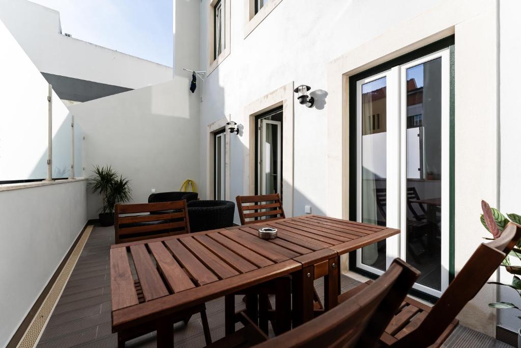 a wooden table on the balcony of a house at Pátio da Baixa in Setúbal