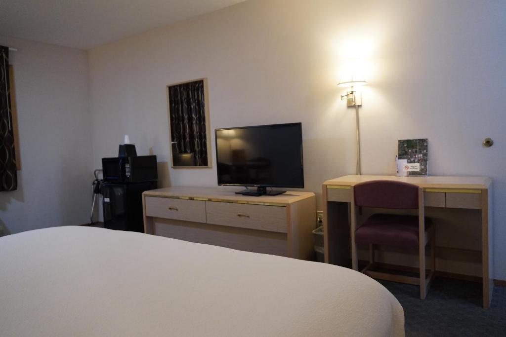 Postel nebo postele na pokoji v ubytování Timberland Inn & Suites