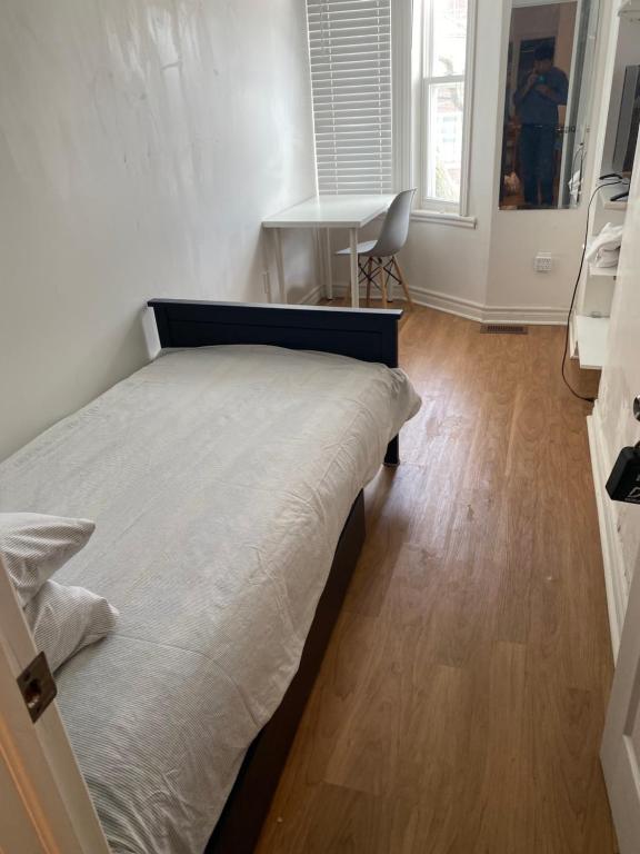 Giường trong phòng chung tại Single Room with SHARED Bathroom 536C