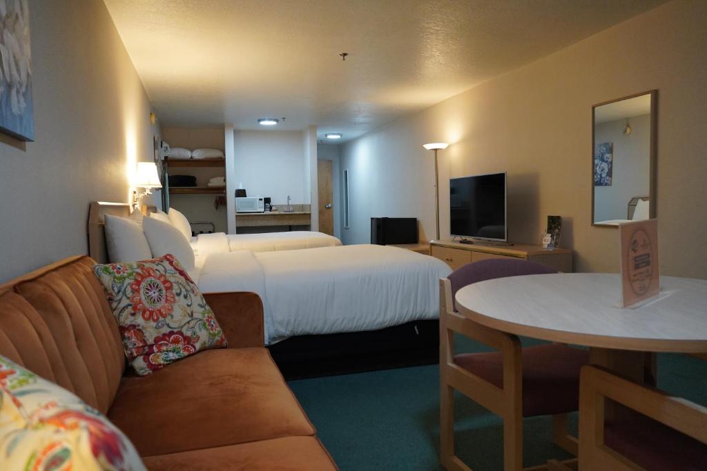 TV a/nebo společenská místnost v ubytování Timberland Inn & Suites