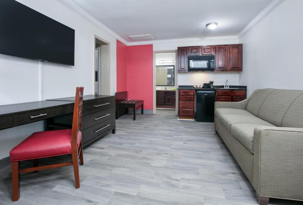 Ramada by Wyndham Gulfport I-10 Diamondhead - Suite Que Queen Boolside - Interior Suite/No Fumar