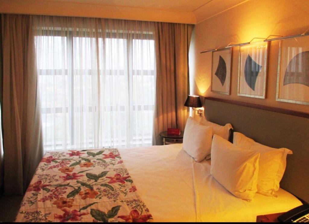 Tempat tidur dalam kamar di George V Alto de Pinheiros Suite 208 Luxo - Adm Privada - Café da manhã