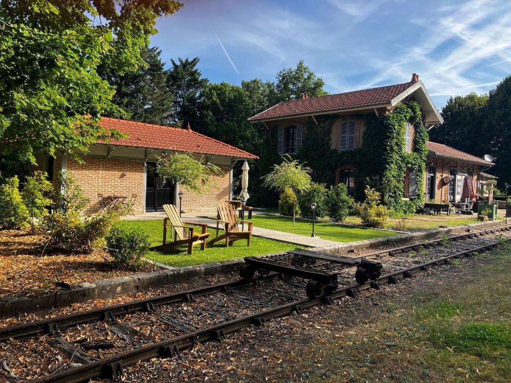 una casa con vías de tren delante de ella en Guestroom Boiscommun, 1 pièce, 2 personnes - FR-1-590-268 en Combreux