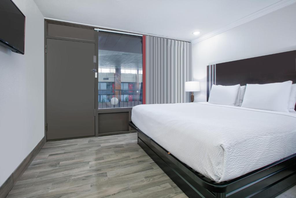Ramada by Wyndham Gulfport I-10 Diamondhead - Poolside King Suite - Interior Suite/Non-Smoking