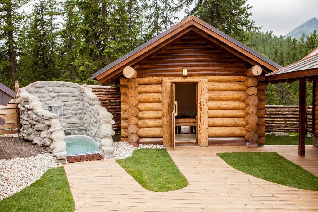 Nespecifikovaný výhled na hory nebo výhled na hory při pohledu z hotelu