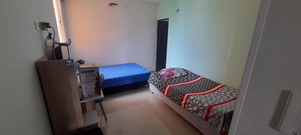 Habitación pequeña con 2 camas en una habitación en Torres de Canarias, en Santa Marta