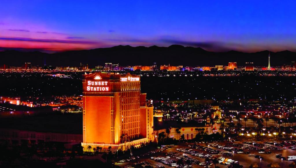 un edificio con un cartel de hotel por la noche en Sunset Station Hotel & Casino, en Las Vegas