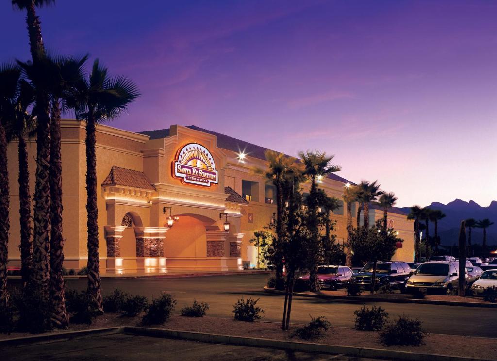 un hotel con palmeras frente a un edificio en Santa Fe Station Hotel & Casino en Las Vegas