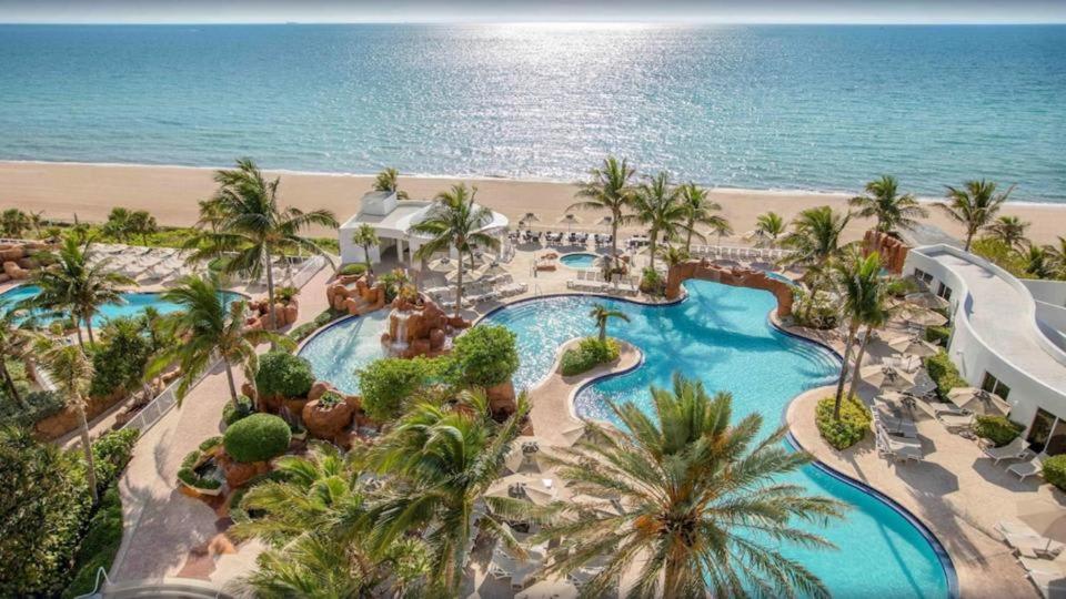 - une vue aérienne sur un complexe avec piscine et plage dans l'établissement Luxurious Beach Resort Balcony, à Sunny Isles Beach