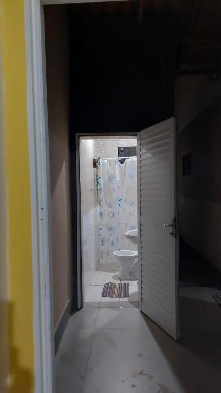 uma casa de banho com um chuveiro, um WC e um lavatório. em Quarto individual masculino em São José do Rio Preto