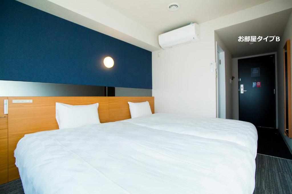 Postel nebo postele na pokoji v ubytování Hotel Meldia Kyotoshijoomiya