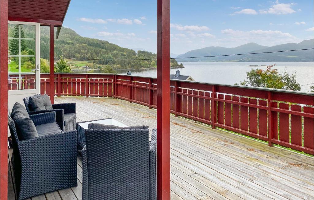 una terraza con sillas y vistas al agua en Amazing Home In Foldfjorden With House A Panoramic View, 