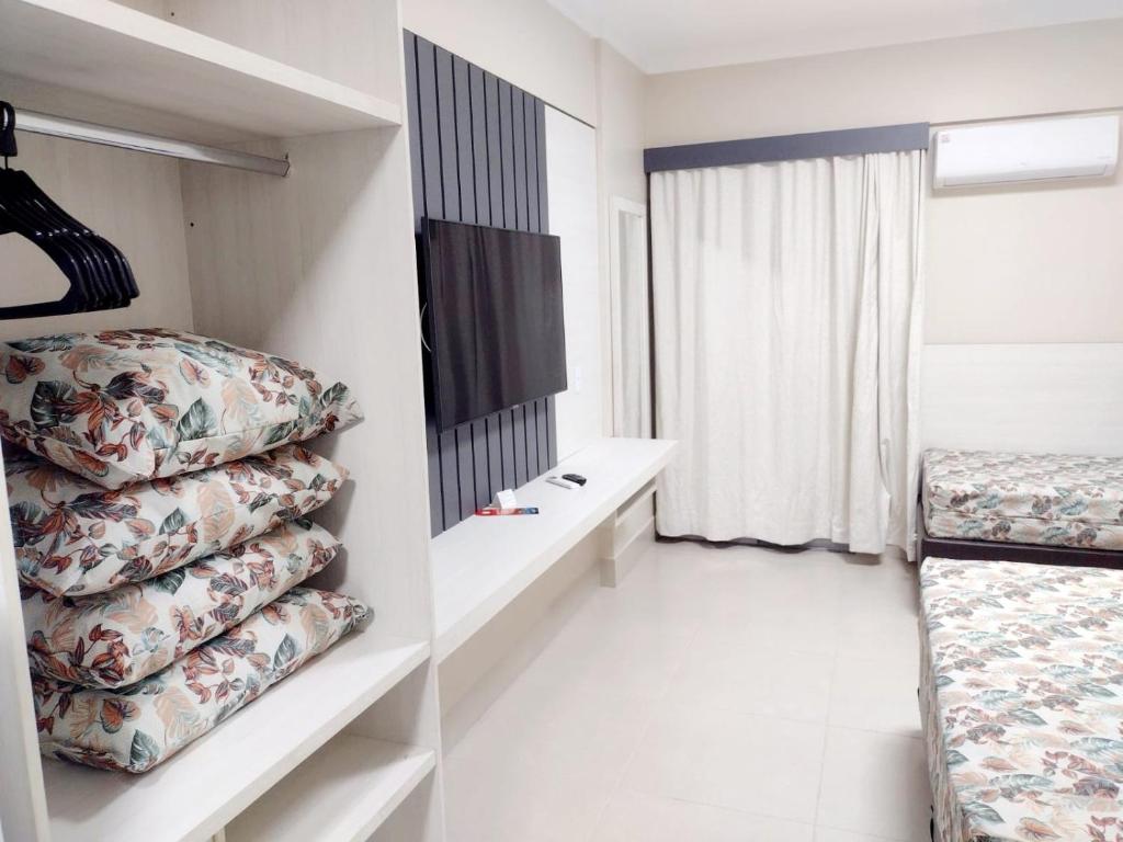 Ένα ή περισσότερα κρεβάτια σε δωμάτιο στο APARTAMENTO SPAZZIO DI ROMA com acesso ao acqua park splash