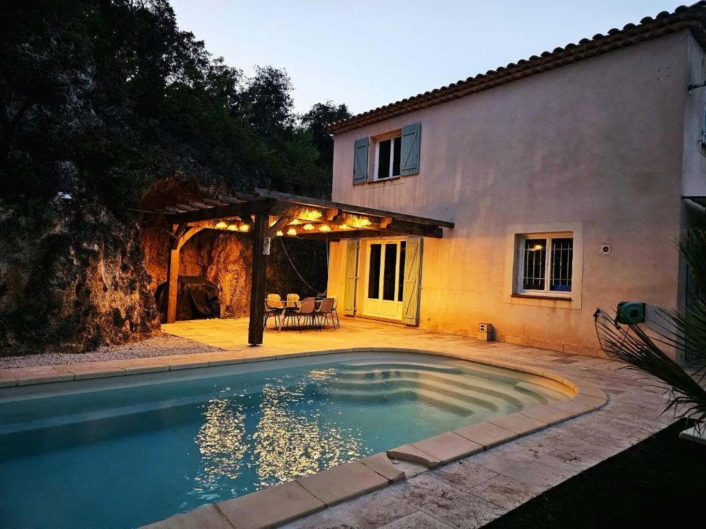 une piscine avec une pergola et une maison dans l'établissement Casa Agave-Charmante maison avec étage offrant des prestations de qualité., à Sillans-la-Cascade