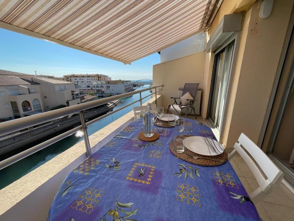 une table avec un chiffon bleu sur un balcon dans l'établissement Superbe 2 pièces mezzanine, près plage, parking inclus, animaux admis - FR-1-338-528, à Sète