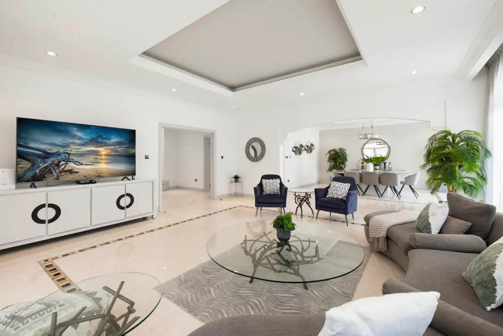 Fotografie z fotogalerie ubytování 6 Bedroom Modern Luxury Villa In Palm Jumeirah v Dubaji
