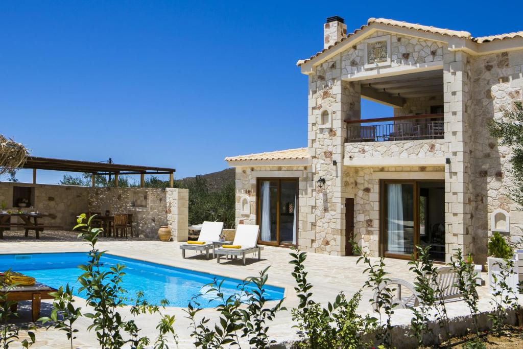 una casa in pietra con piscina e patio di Villa Ydria a Chavriáta