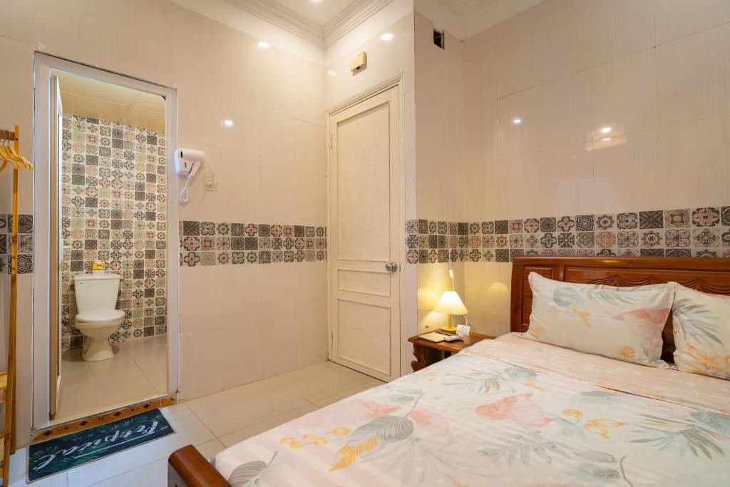 Postel nebo postele na pokoji v ubytování HY Local Budget Hotel - 5 mins walk to Hoi An Ancient Town