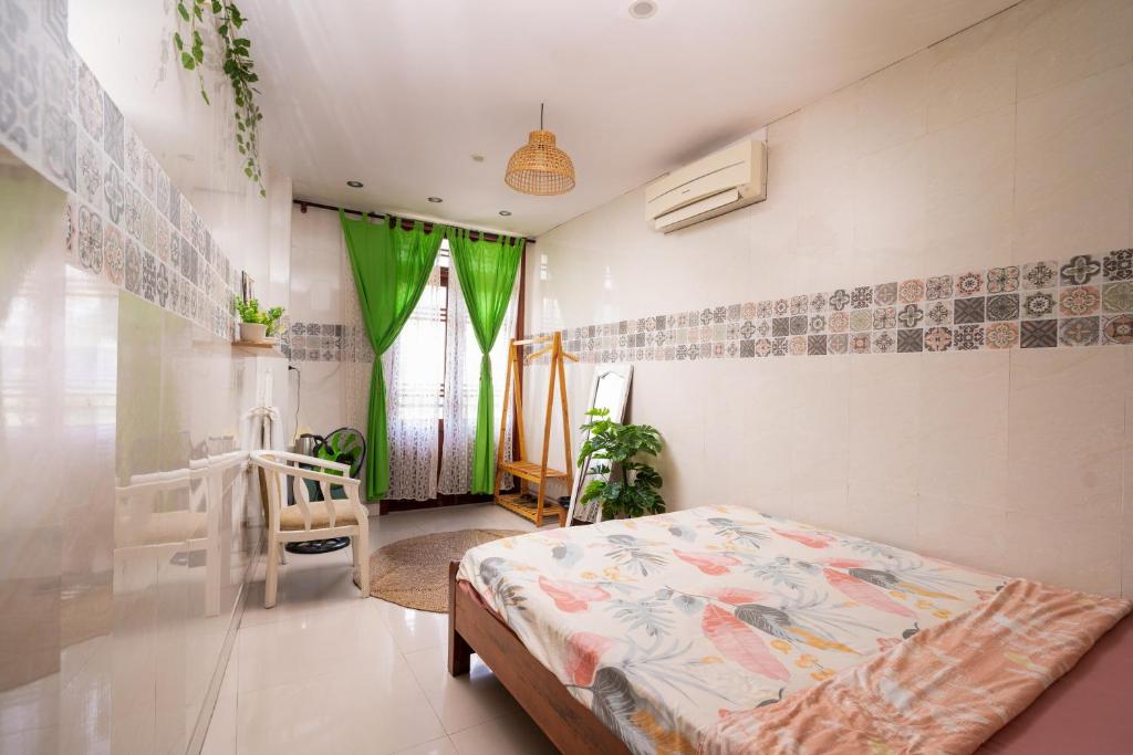Postel nebo postele na pokoji v ubytování HY Local Budget Hotel - 5 mins walk to Hoi An Ancient Town