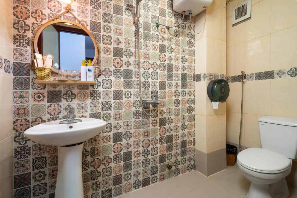 Koupelna v ubytování HY Local Budget Hotel - 5 mins walk to Hoi An Ancient Town