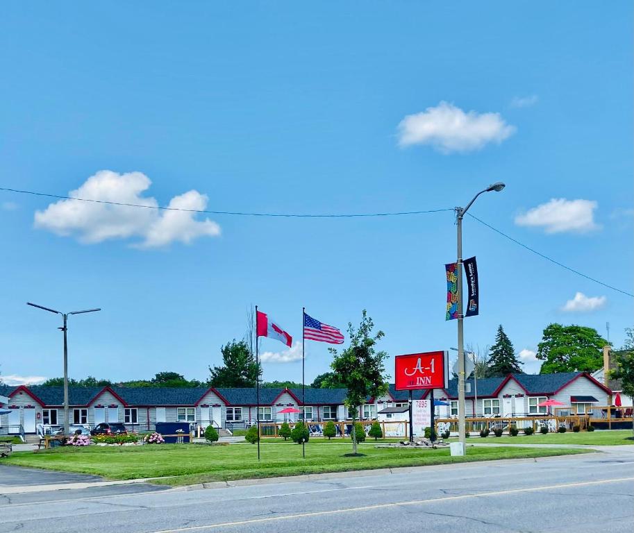uma rua com duas bandeiras americanas na frente das casas em A1 Inn em Cataratas do Niágara