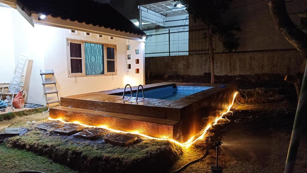 - une piscine dans une maison avec piscine dans l'établissement Villa Ohana Batu, à Batu