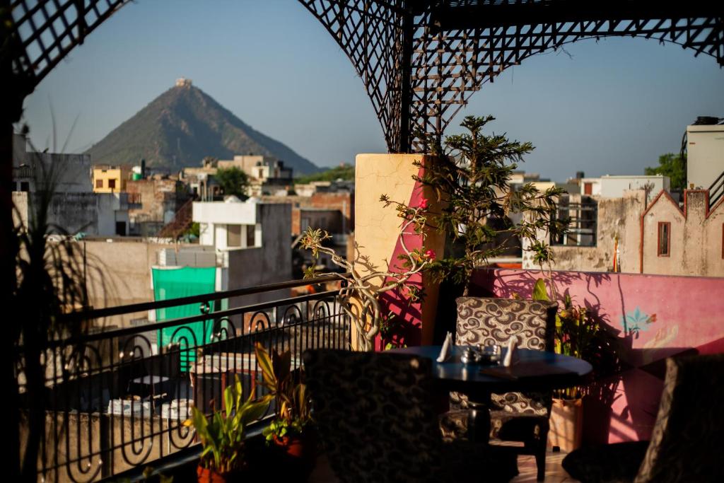 een balkon met een tafel en uitzicht op een berg bij Hotel Everest in Pushkar