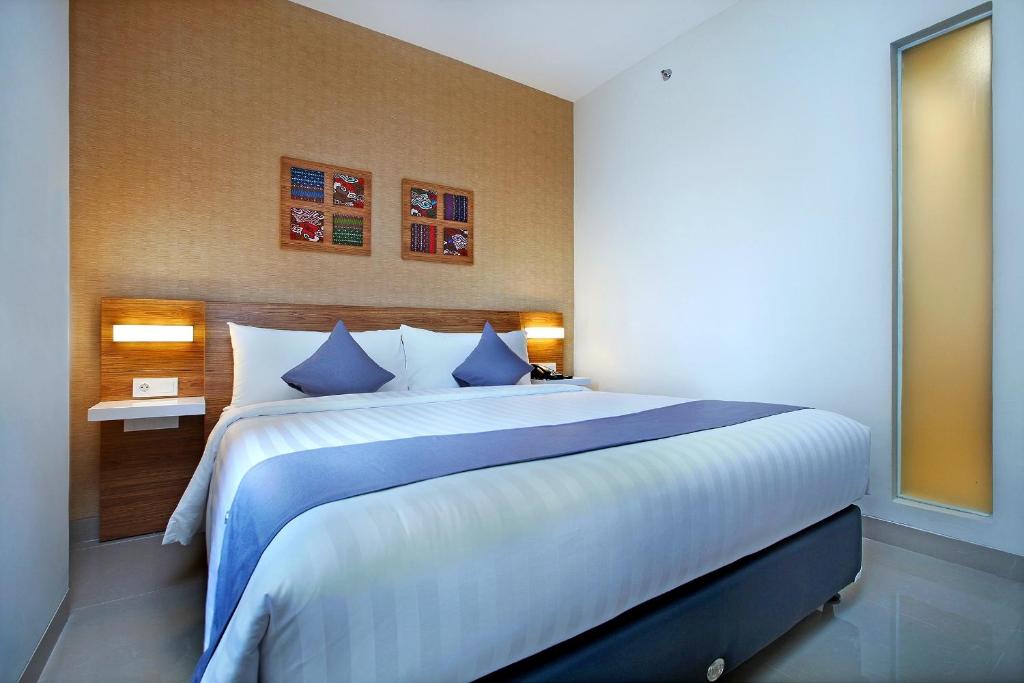 Postel nebo postele na pokoji v ubytování Hotel NEO Cirebon by ASTON