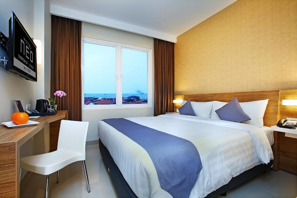 Postel nebo postele na pokoji v ubytování Hotel NEO Cirebon by ASTON