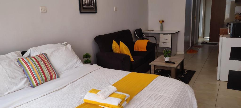 een slaapkamer met een bed met twee handdoeken erop bij Pretty stay in Nairobi