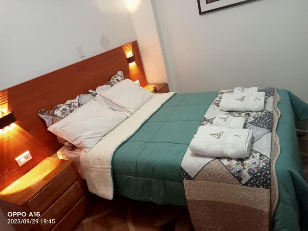 1 dormitorio con 1 cama con toallas en Depamia, en Huaraz
