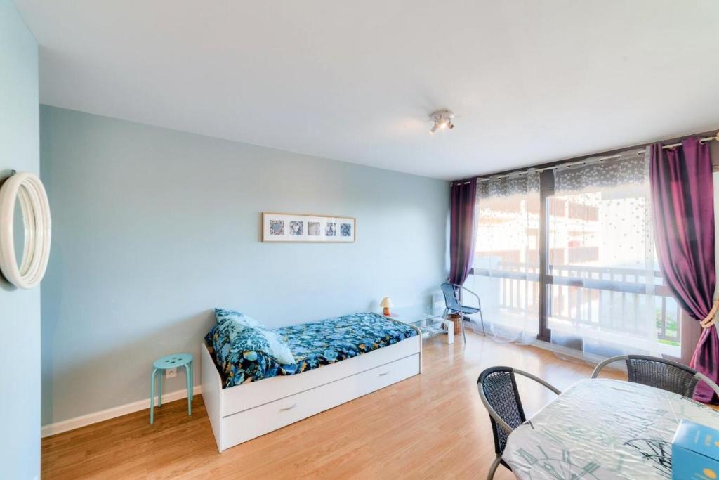 une chambre avec un lit, une table et une fenêtre dans l'établissement La Fregate - maeva Home - Appartement 2 pièces 4 personnes - Sélection MAE-7994, à Trouville-sur-Mer