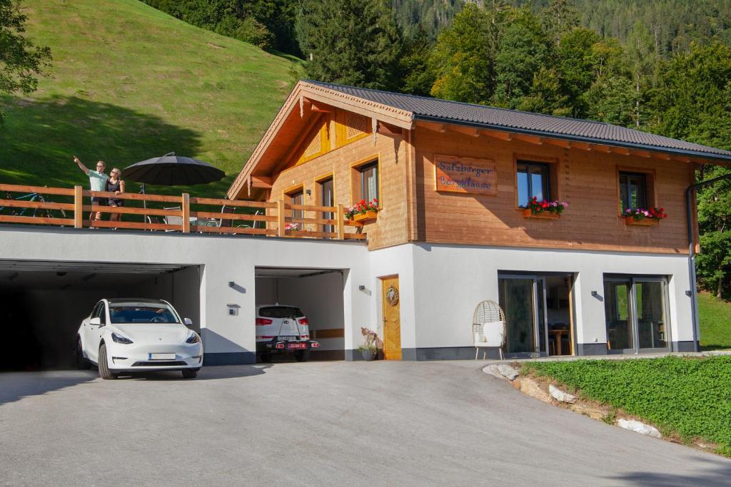 una casa con un coche aparcado delante de ella en Salzburger Bergklause, en Weissbach bei Lofer