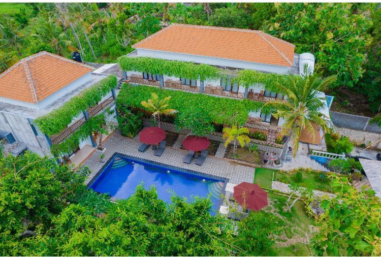 eine Luftansicht eines Hauses mit Pool in der Unterkunft Tinggian Hill Retreat in Nusa Penida