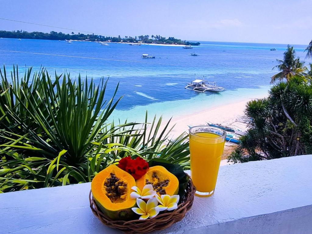 kosz owoców i szklankę soku pomarańczowego w obiekcie Clifftop Home with Amazing View w mieście Esperanza