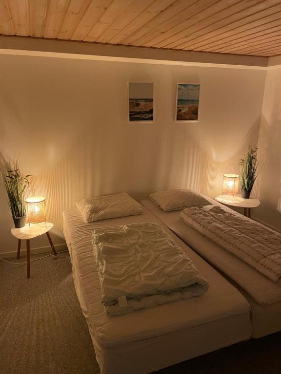 ein Schlafzimmer mit 2 Betten und 2 Lampen an Tischen in der Unterkunft Happy Fisherman BnB in Aalborg