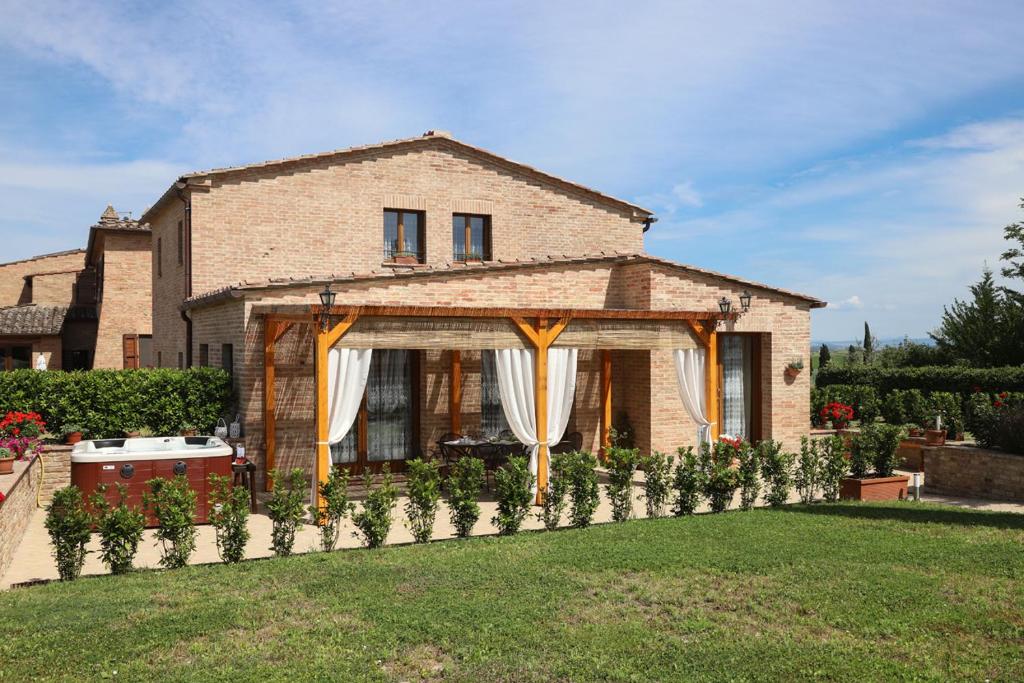 una casa con una carpa en un patio en La Capanna di Elfo luxury villa View en Siena