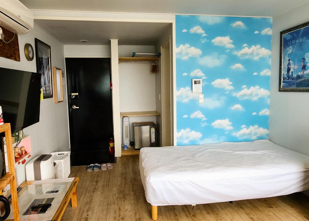 Postel nebo postele na pokoji v ubytování Sometimes Jeju
