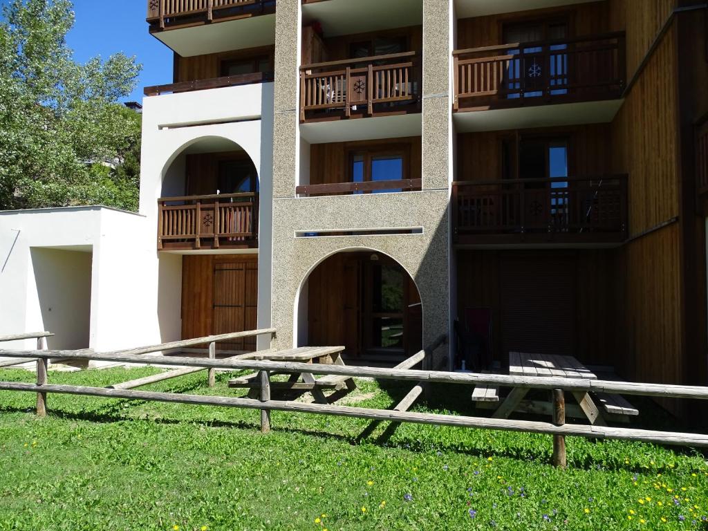 a building with a picnic table in front of it at Studio avec jardin et garage, à 100m d'une piste in Les Deux Alpes